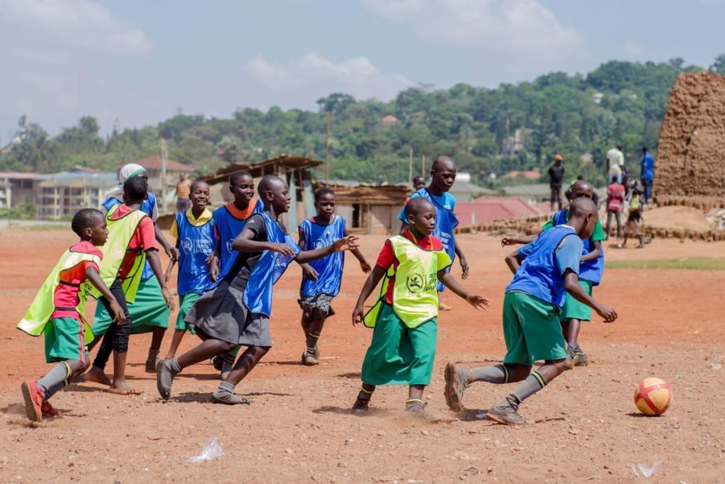 kids bei youth sports uganda spielen fussball