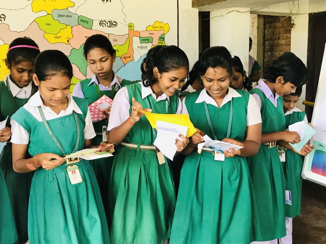 schülerinnen der aurobino high school in odisha mit ihren briefen aus dem lettercrossing projekt